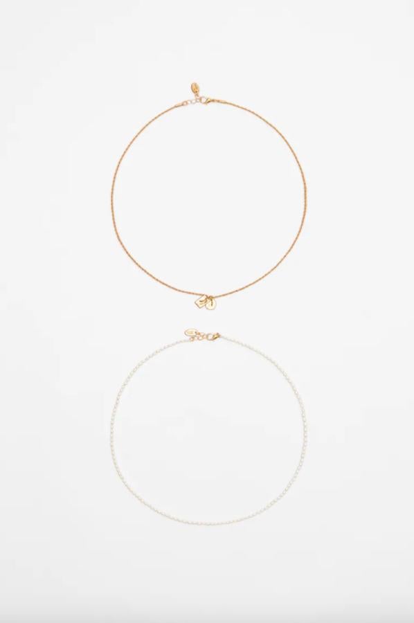 Un collar con aplicación de perla y un collar de cadena metálica con colgantes componen este pack que cuesta 12,95 euros. 