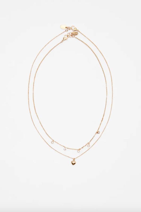 Una cadena metálica con colgante en forma de corazón y una cadena metálica con aplicaciones de brillos componen este pack que cuesta 12,95 euros. 