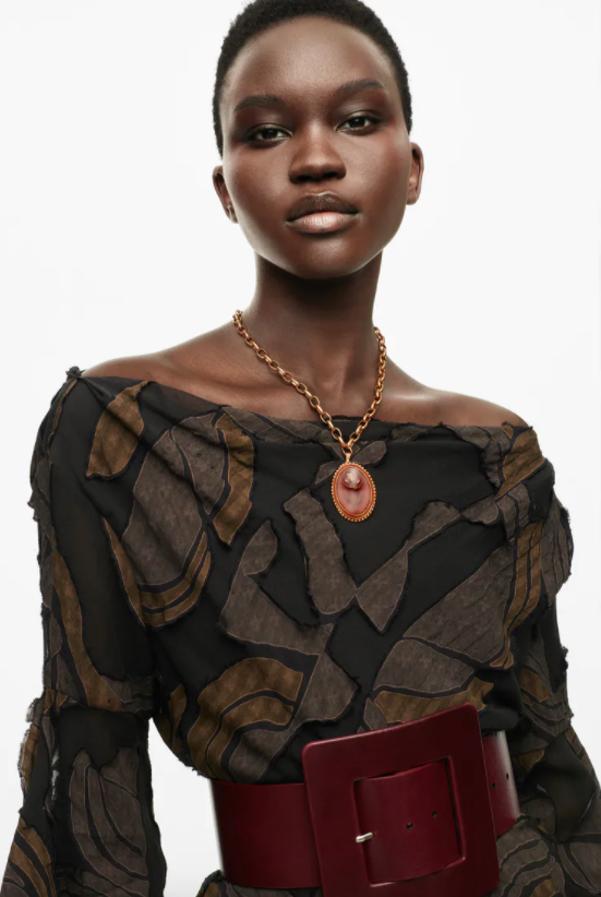 Este collar de eslabones metálicos en color cobre viene con colgante tipo medallón antiguo en color marrón y cuesta 17,95 euros. También está disponible con el medallón en azul. 