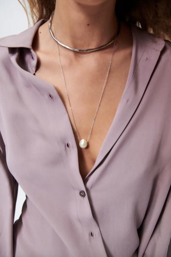 Este pack de dos collares está compuesto por una cadena con aplicación de perla natural y un choker metálico con cierre de mosquetón. Tiene un precio de 15,95 euros. 