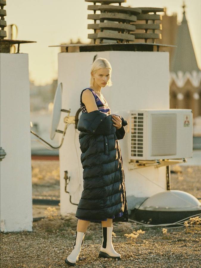 Body y falda de punto, de Marni; botas de Mascaró y abrigo de Off-White.