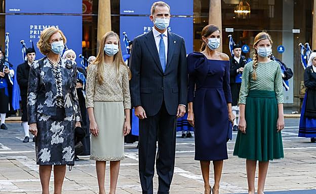 La reina Sofía, con Felipe y Letizia, la princesa Leonor y la infanta Sofía, en la pasada edición de los Premios Princesa de Asturias.