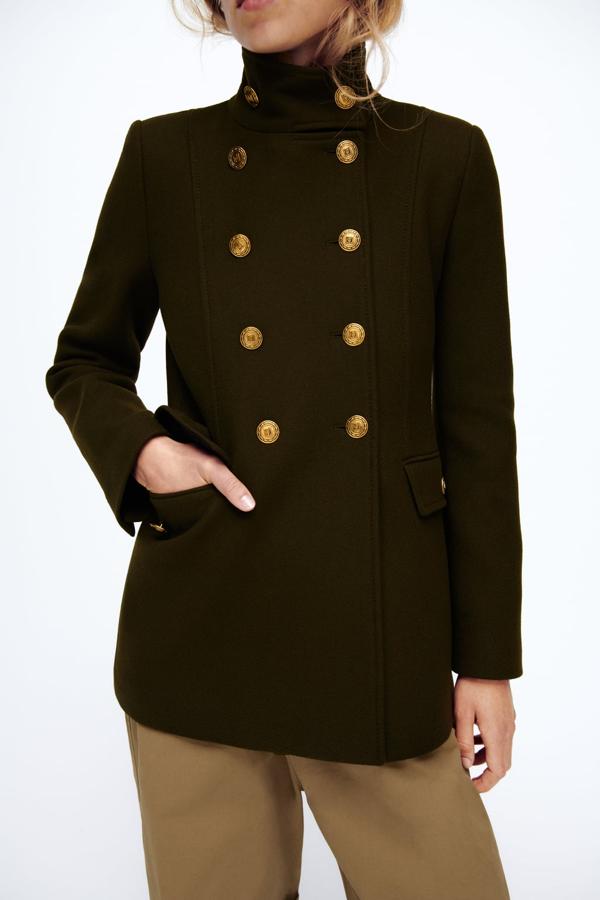 Aunque los abrigos de largo midi son la tendencia dominante, los cortos también buscan su sitio. Son cómodos y fáciles de llevar con cualquier look. Abrigo corto con doble botonadura en color verde oscuro de Zara (89,99 euros). 
