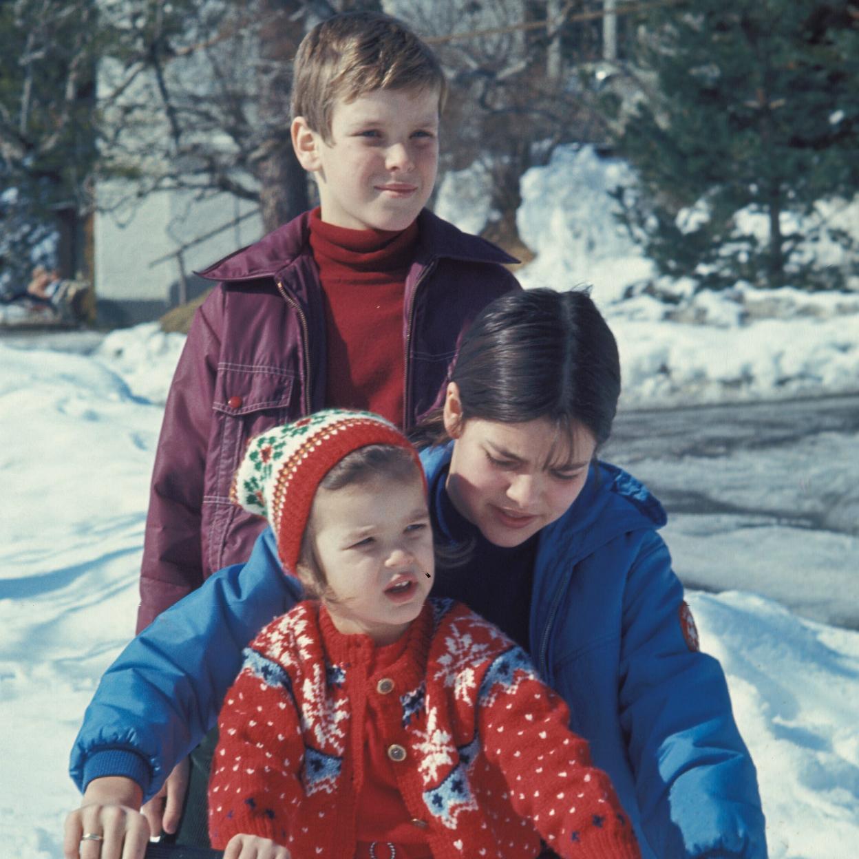 Pincha para ver 10 looks de Charlene de Mónaco que quitan años y demuestran que es la royal más atrevida.