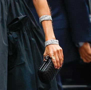 Imagen secundaria 1 - La Reina Letizia sorprende en los Premios Princesa de Asturias 2021 con un impresionante vestido made in Spain que ya es su mejor look