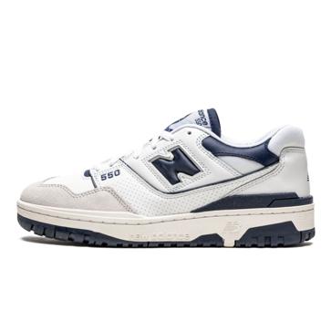 Imagen secundaria 1 - El look con zapatillas y pantalones blancos que rejuvenece al instante, es tendencia y sienta de maravilla lo ha llevado Eugenia Silva