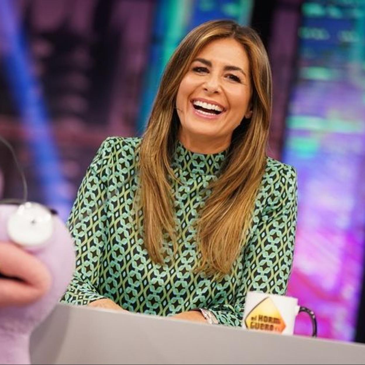 Pincha en la imagen para ver las compras de la semana: todos los abrigos, vestidos y jerséis de Zara, Mango y Sfera que llevarás sin parar los próximos meses.