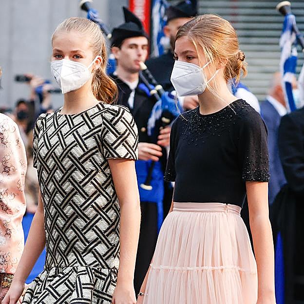 El original vestido de Leonor y la falda de tul de Sofía, la princesa y la infanta sorprenden, arriesgan y arrasan con sus looks en los Premios Princesa de Asturias 2021