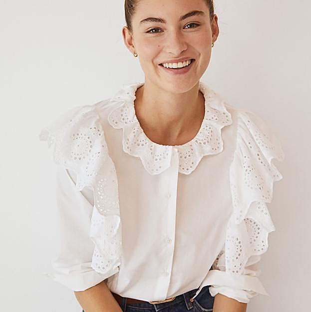 Imagen principal - 1. Una camisa blanca con un toque diferente gracias al cuello calado de aires romantícos. (13,99 euros). 2. El clásico bolso acolchado con cadena en tamaño mini para salir de noche. Bolso negro de Mango Outlet (10,99 euros). 3. Los vaqueros wide leg no pueden faltar esta temporada. Tejanos en color caramelo de Mango Outlet. (27,99 euros). 