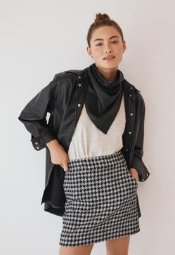 Imagen secundaria 2 - 1. Un para de botines cómodos en un color que combina con todo. Botines de Mango Outlet (34,99 euros). 2. Un jersey con ochos estilo polo para los días más fríos del año. Jersey de punto de Mango Outlet (20,99 euros). 3. Una minifalda con estampado de cuadros para llevar con prendas de cuero. Falda corta de Mango Outlet (17,99 euros). 