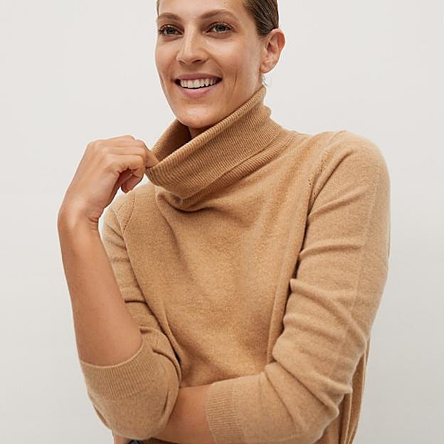 Imagen principal - 1. Un buen jersey de cashmere es una inversión de la que no te arrepentirás. Jersey de cuello alto de Mango Outlet. (79,99 euros). 2. Una camiseta de rayas para llevar sin parar debajo de tus prendas de punto favoritas (8,99 euros). 3. El clásico pantalón negro de vestir que te salvará de cualquier compromiso profesional. Pantalón con pinzas de Mango Outlet (20,99 euros). 