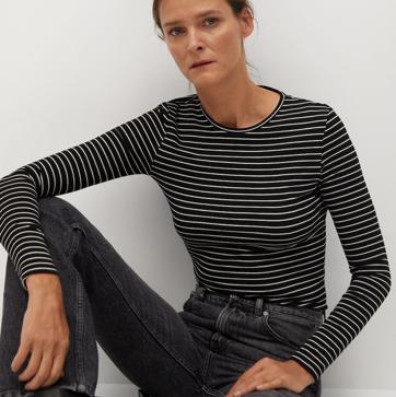 Imagen secundaria 1 - 1. Un buen jersey de cashmere es una inversión de la que no te arrepentirás. Jersey de cuello alto de Mango Outlet. (79,99 euros). 2. Una camiseta de rayas para llevar sin parar debajo de tus prendas de punto favoritas (8,99 euros). 3. El clásico pantalón negro de vestir que te salvará de cualquier compromiso profesional. Pantalón con pinzas de Mango Outlet (20,99 euros). 