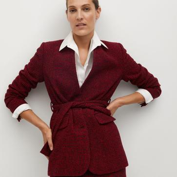 Imagen secundaria 1 - 1, Una chaqueta de tweed, que está de plena tendencia, pero que al mismo tiempo se convertirá en un básico atemporal de tu armario. Chaqueta corta de Mango Outlet (39,99 euros). 2. Una americana con un estampado de cuadros diferente, en tonos rojos y con cinturón. Blazer de Mango Outlet (39,99 euros). 3. Y no podía faltar un buen abrigo de lana con doble botonadura y estilo masculino. Abrigo camel de Mango Outlet (109 euros). 