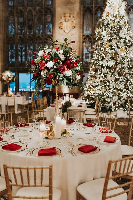 Si tu boda se celebra en una fecha próxima a la Navidad, no dudes en hacer de las Fiestas la protagonista indiscutible de la decoración. El rojo, el verde y el dorado, las luces y el imponente abeto son de lo más inspiradoras.