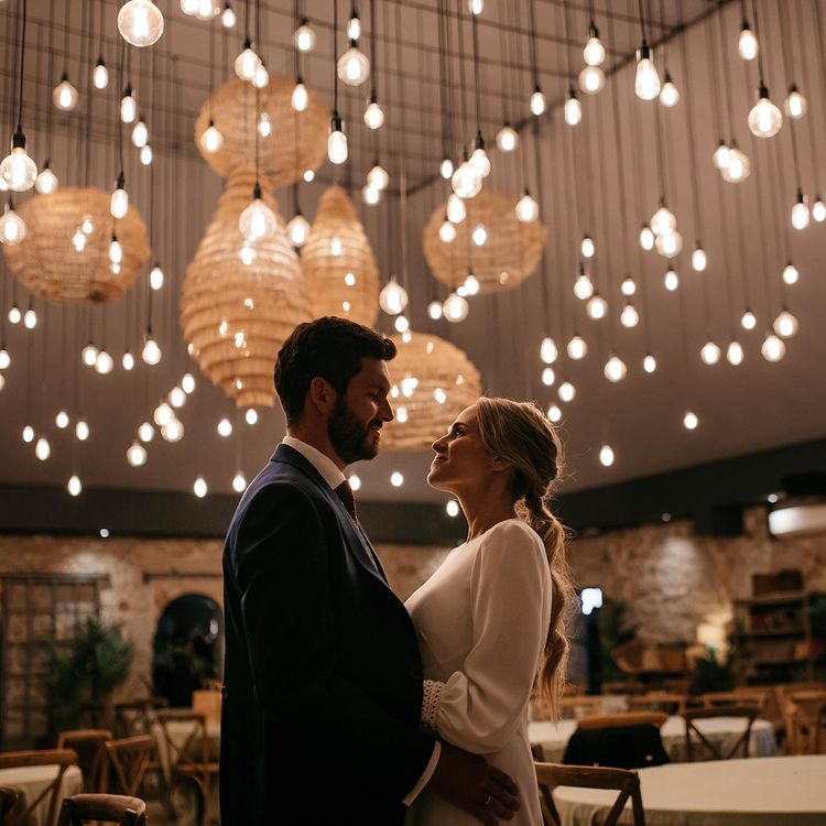 De nuevo, la iluminación es clave en la decoración nupcial y la elegida por estos novios, con decenas de bombillas colgando como si de una lluvia de estrellas se tratara, no nos puede parecer más romántica e inspiradora.