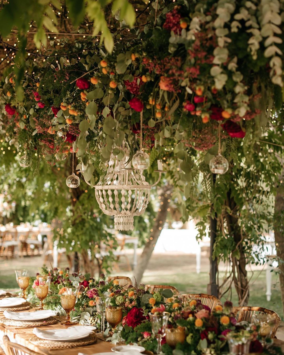 ¿Quién dijo que las bodas de invierno no podían celebrarse en el exterior? Estamos completamente enamoradas de la decoración a base de flores y plantas de temporada de esta mesa en la que, además, la madera y el estilo rustic chic se adueñan del espacio. Y sí, las lámparas chandelier y las velas colgantes añaden un toque de sofisticación de lo más inspirador. 