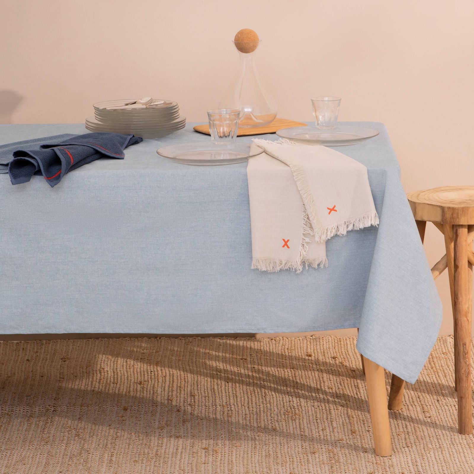 Este mantel de lino azul antimanchas y diseño minimalista de Textura (desde 19.95 euros, dependiendo del tamaño).