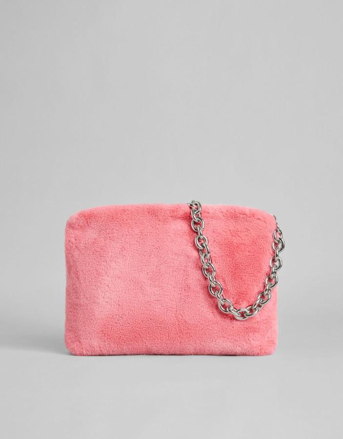 En un precioso color coral, con asa de hombro de cadena y cierre superior de cremallera, este bolso de pelo Berhska tiene un precio de 19,99 euros. 