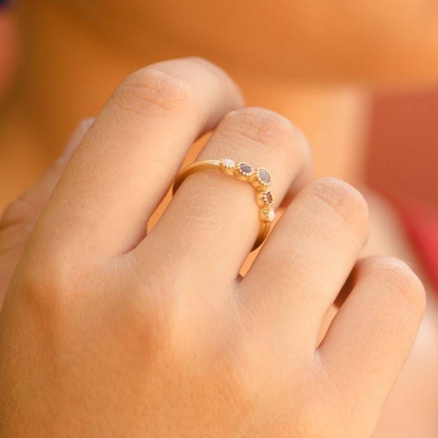 Para las que no suelen llevar pendientes, una buena alternativa son los anillos y este de Acus (con base dorada) es una de las opciones más bonitas que encontrarás. Cuesta 32,90 €.