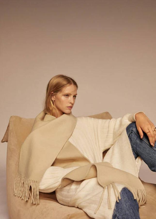 En los días más fríos no hay mejor accesorio que una bufanda y esta de Mango nos encanta. Es de lana y en color gris hielo. Además, tiene un bonito diseño con flecos. Cuesta 39,99 €.