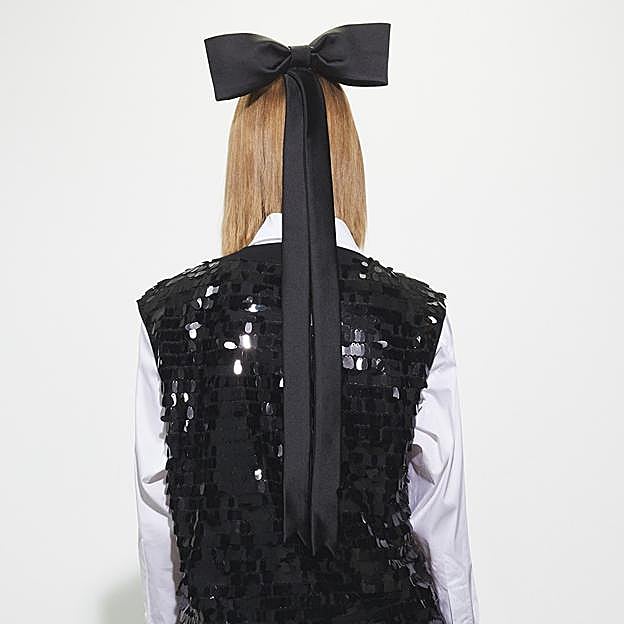 Imagen principal - El truco de las royal, famosas e influencers para conseguir un peinado fácil y rejuvenecedor: un lazo negro que ya es tendencia y que está en el low cost