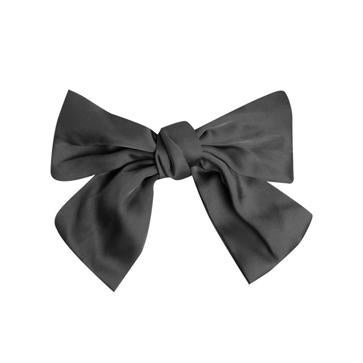 Imagen secundaria 1 - El truco de las royal, famosas e influencers para conseguir un peinado fácil y rejuvenecedor: un lazo negro que ya es tendencia y que está en el low cost