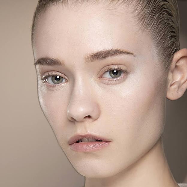 Cómo limpiar correctamente las brochas y pinceles de maquillaje para evitar irritaciones en la piel