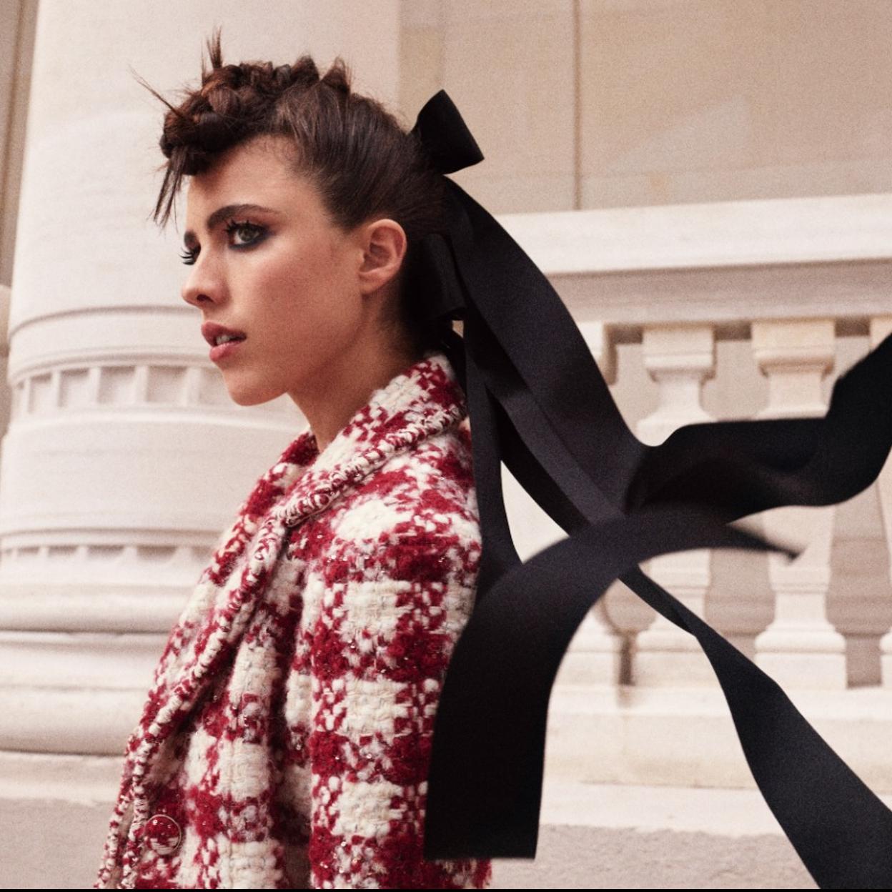 Margaret Qualley en el desfile de Chanel. Pincha en la imagen para ver cuál es el peinado más favorecedor y fresco.