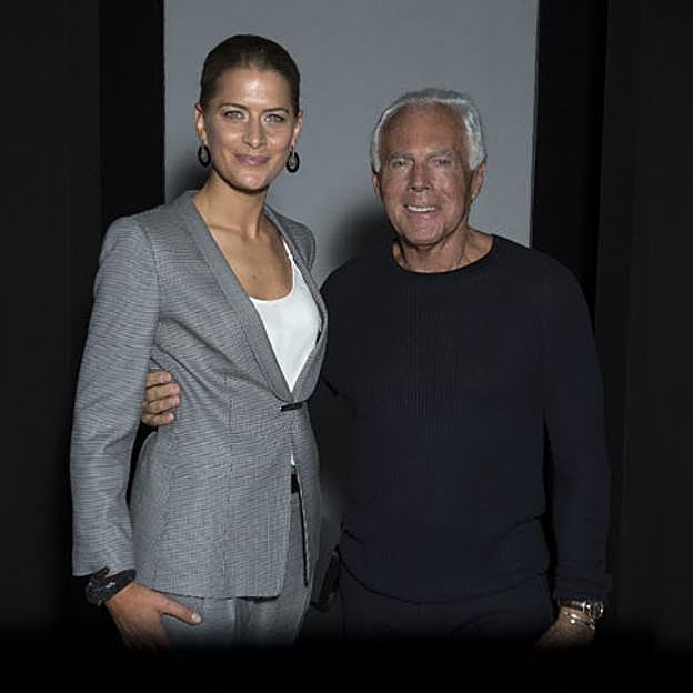 Tatiana Blatnik junto al diseñador Giorgio Armani.