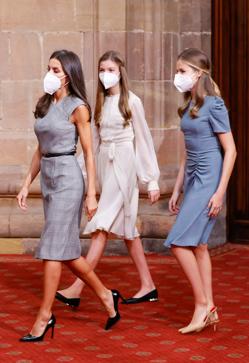 Imagen secundaria 2 - Las bailarinas con truco favoritas de la infanta Sofía: los zapatos planos (y muy cómodos) que estilizan, pegan con todo y nunca pasan de moda