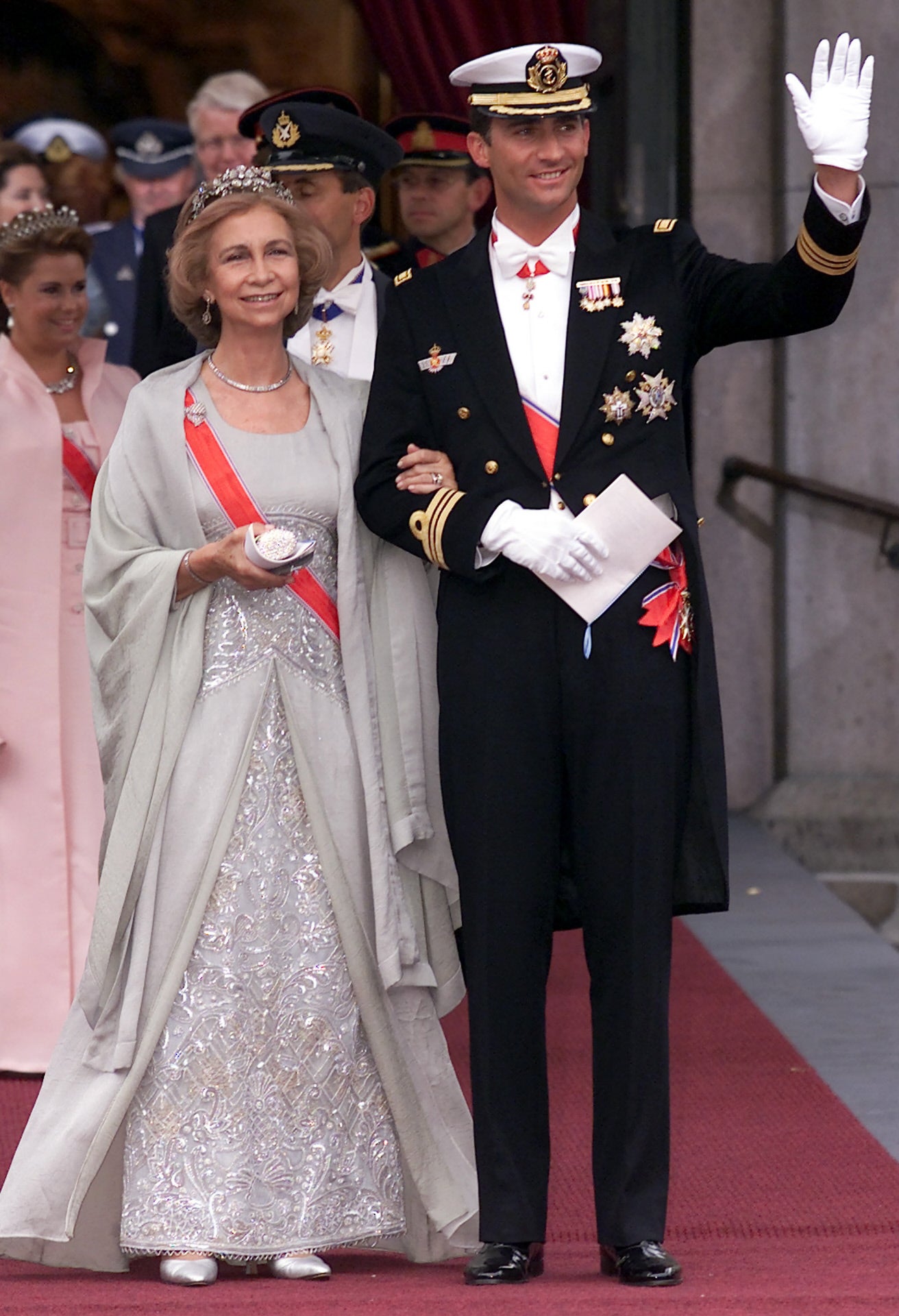 Hace 20 años, en  la boda noruega de Hakoon y Mette-Marit , todo el mundo habló del escote de Eva Sannum, pero no podemos olvidar que la invitada más elegante en Oslo fue nuestra Reina Sofía, impecable con este vestido joya bordado en color gris humo.