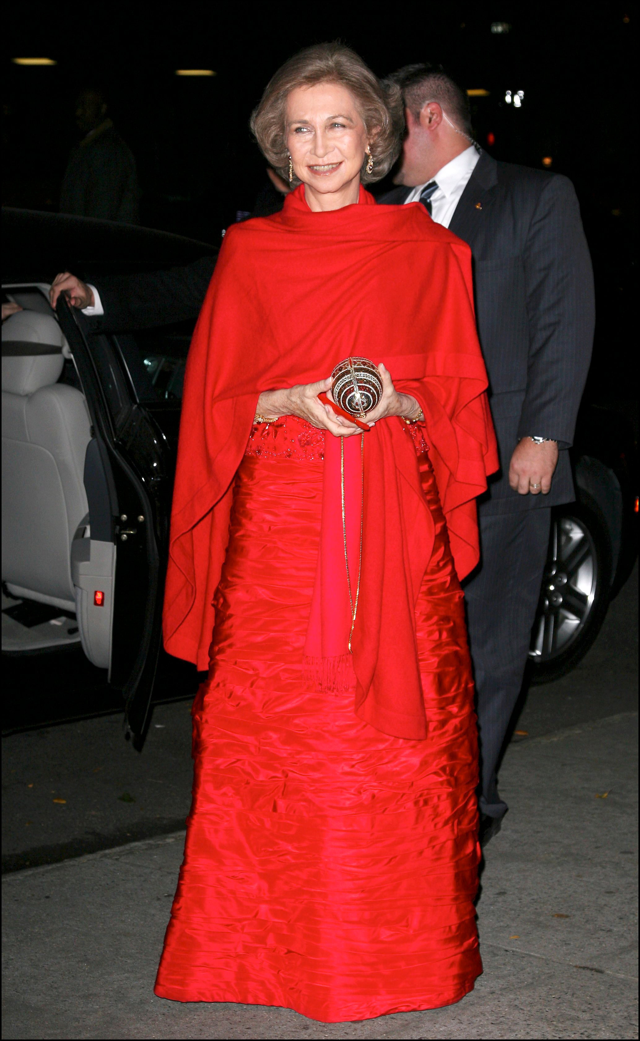 En 2007, para la la entrega de medallas "Instituto Reina Sofía" en Nueva York, doña Sofía jugó todas sus fichas de estilo al rojo, y consiguió un look sublime.