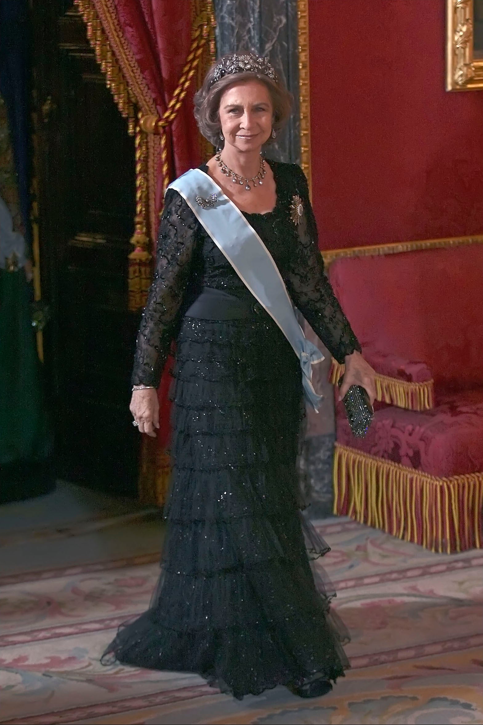 Para la visita de la Presidenta Argentina en 2009, doña Sofía apostó por la fórmula de gala que mejor le funciona: vestidos de Alta Costura de Valentino en color negro. El acierto fue rotundo con este impresionante diseño de seda y tul con bordados joya.