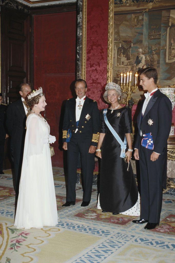 En 1988 la Reina Isabel II de Inglaterra visitó nuestro país, y para acudir a la recepción en su honor, nuestra Reina Sofía no solo lució la impresionante tiara Flor de Lis, una de las joyas de pasar más imponentes de nuestra Corona: se enfundó en un maravilloso vestido de organza de seda negra con detalle de lunares en el bajo de Valentino.