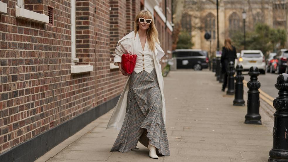 Las faldas estampadas que acaban de llegar a Mango y son perfectas para tus looks con jersey de punto y blazer