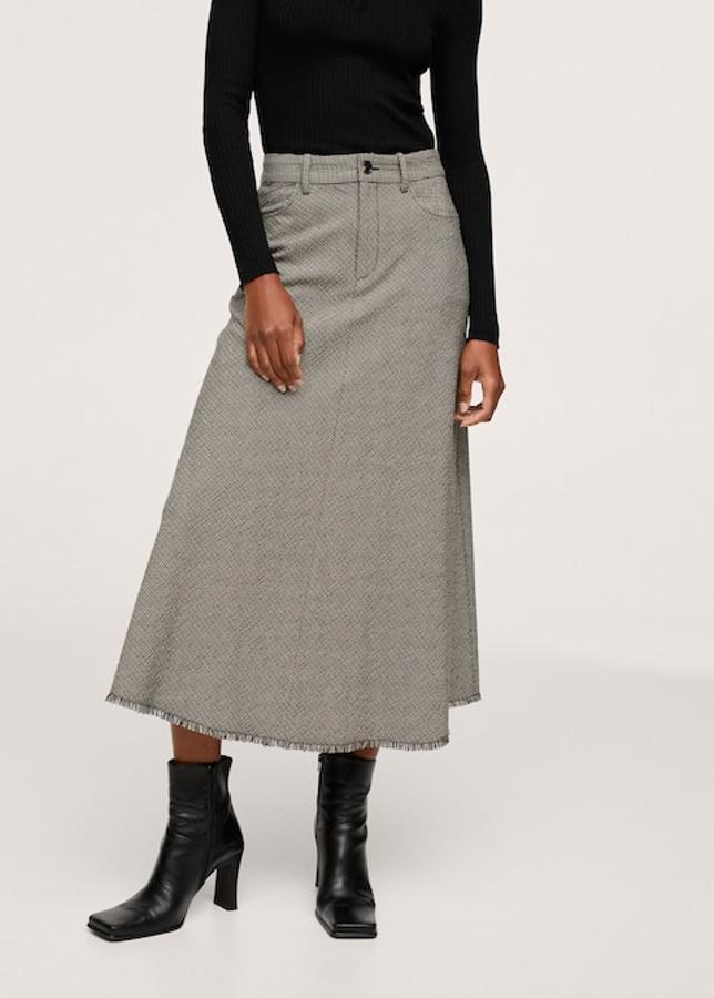 Estampado micro de cuadros en blanco y negro para esta falda de algodón de diseño midi recto y bajo con vuelo deshilachado. Disponible entre las tallas XXS y XXL, menos en la XL, cuesta 39,99 euros. 