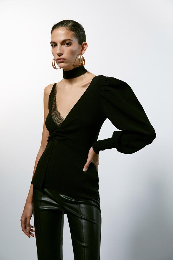 Diseño asimétrico para este jersey en color negro que viene con manga abullonada y detalle de encaje en cada lado. De diseño ajustado, tiene un precio de 25,99 euros y está disponible en las tallas S, M y L. 