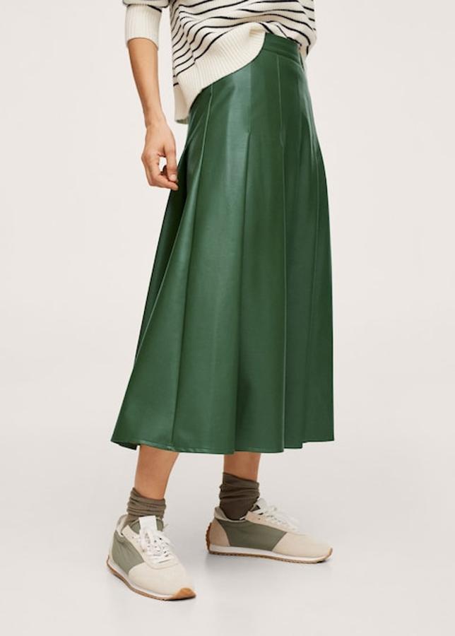 En verde bosque y con diseño midi plisado acampanado, esta falda en efecto piel de Mango tiene un precio de 49,99 euros y está disponible en las tallas M y L. 