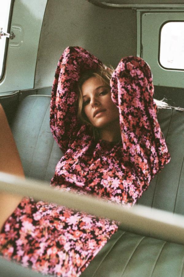 Estampado de flores en tonos rosas y rojos sobre fondo negro para este vestido corto de cuello redondo y mangas largas acabadas en puño con pliegues que tiene detalle de abertura en la espalda. De 29,95 euros ha pasado a 15,99 euros.