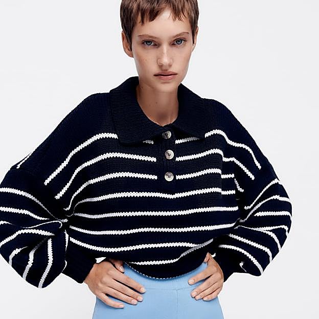 Imagen principal - 1. Jersey con cuello tipo polo y botones de Zara (29,99 euros).2. Jersey de rayas con mensaje bordado de Mango (29,99 euros). 3. Jersey de rayas en camel y negro de Massimo Dutti (69,99 euros). 