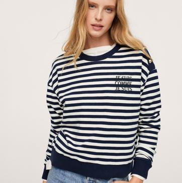 Imagen secundaria 1 - 1. Jersey con cuello tipo polo y botones de Zara (29,99 euros).2. Jersey de rayas con mensaje bordado de Mango (29,99 euros). 3. Jersey de rayas en camel y negro de Massimo Dutti (69,99 euros). 