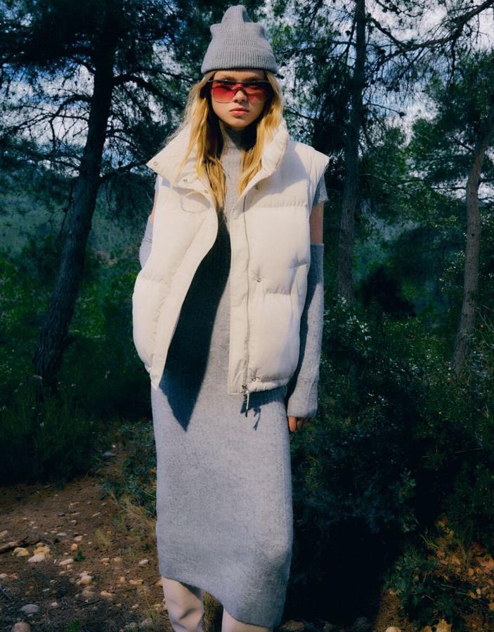 En Bershka han apostado por el color gris para este vestido de canalé con cuello perkins y mangas cortas con manguitos a juego. Disponible entre las tallas XS y XL, cuesta 25,99 euros. 