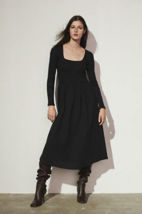 Falda con vuelo y escote recto para este vestido midi de canalé en color negro que podemos encontrar en Zara por 22,95 euros en las tallas S y M. 