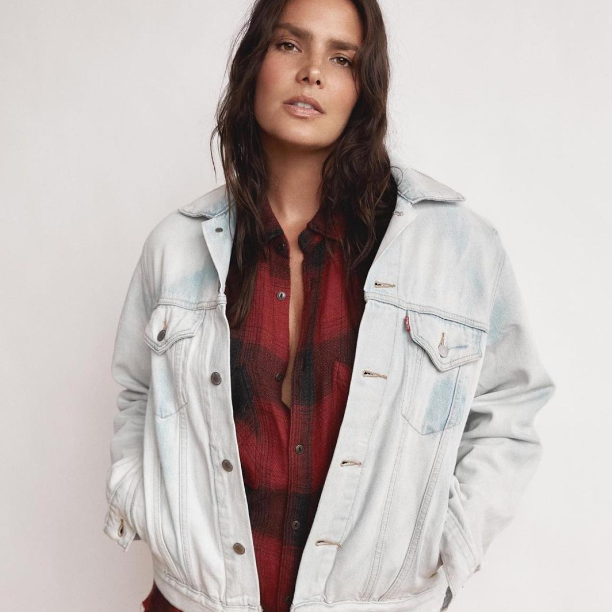 Pincha en la foto para ver 11 camisas perfectas para tus reuniones digitales o para cuando tus looks necesiten una prenda impecable. 