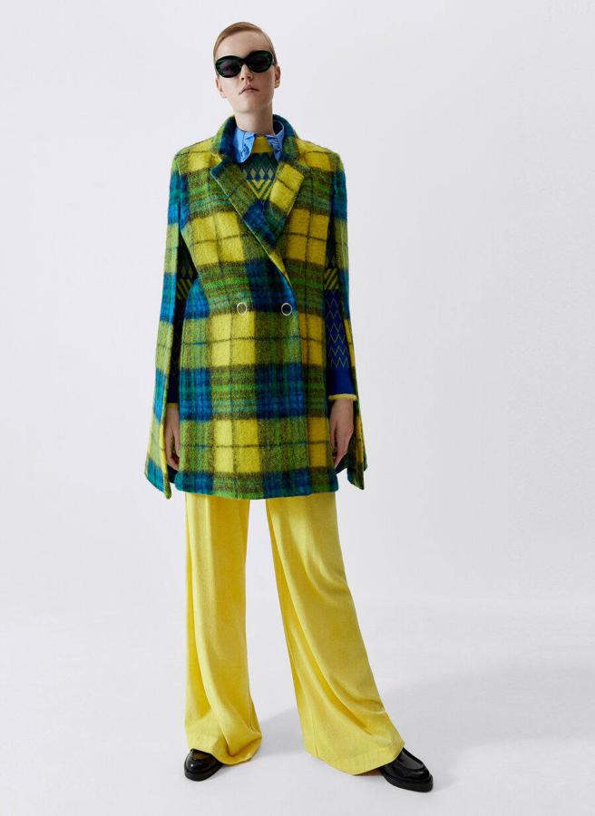 Capa de cuadros con cuello solapa en azul, verde y amarillo de Uterqüe. 99 euros