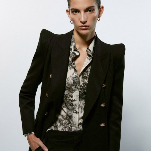 Pincha en la foto para ver las americanas de colores Zara, Mango y Sfera que van a elevar tus looks sin complicarte la vida. 