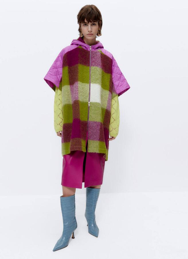 Capa de cuadros con capucha y apliques de nylon acolchado en rosa y verde de Uterqüe. 119 euros