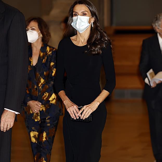 Imagen principal - La Reina, en 2020 de Armani, de Dries van Noten en 2019 y de Carolina Herrera en 2019.