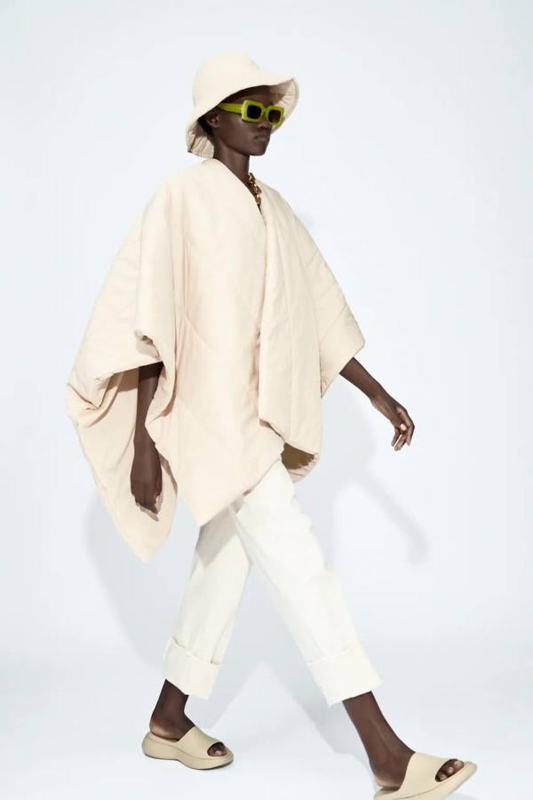 Poncho acolchado con cinturón combinado a tono en crudo de Zara. 39,95 euros