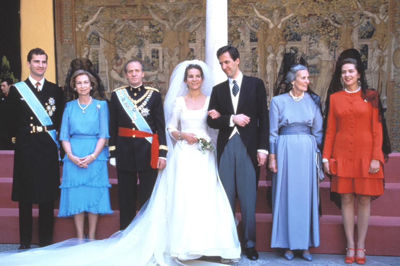La Reina Sofía, junto a don Juan Carlos y sus hijos, el día de la boda de doña Elena y Jaime de Marichalar, que se celebró el 18 de marzo de 1995 en la Catedral de Santa María de la Sede de Sevilla.